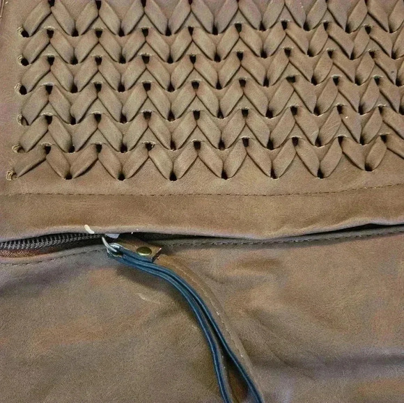 Cato's Brown Leather Shoulder Bag With Paisley interior. - Picture 5 of 6